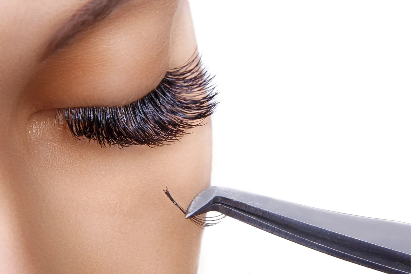 Wimpernverlängerung mit Pinzette